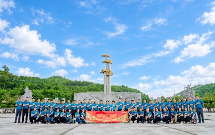 VIẾT TIẾP BẢN HÙNG CA - HÀNH TRÌNH VỀ NGUỒN CỦA ĐẢNG BỘ CÔNG TY TNHH MTV NHIÊN LIỆU HÀNG KHÔNG VIỆT NAM